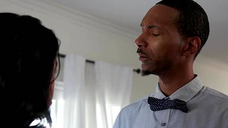 Муж на работу, а жена соблазняет негра на еблю