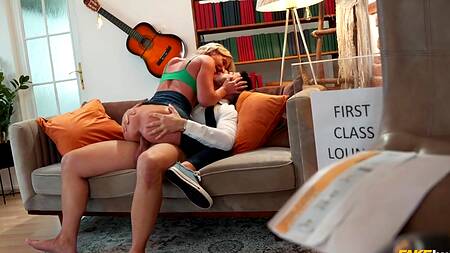 Работник аэропорта в ВИП комнате трахает жаркую блондинку