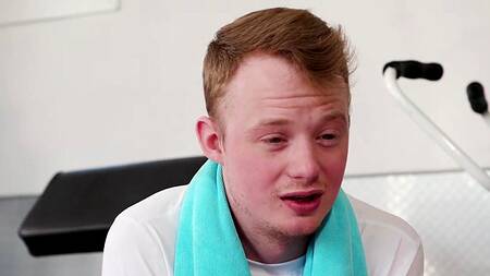 У парня в спортзале встал хуй и это возбудило красотку