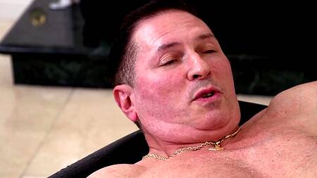 Девка, делающая эротический массаж, нереально возбуждается