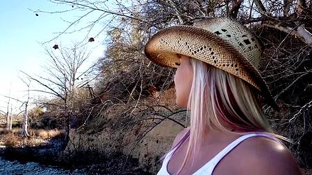 Познакомился на природе с милфой и привел её к себе на еблю