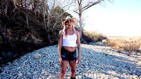 Познакомился на природе с милфой и привел её к себе на еблю