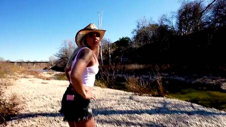 Познакомился на природе с милфой и привел её к себе на еблю