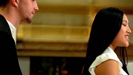 Смазливая азиатка ебется с клиентом, работая риелтором