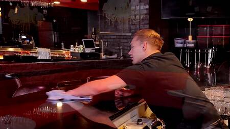 Клуб уже закрылся и бармен может трахнуть жаркую милфу