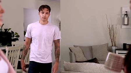 Загоняет член в киску своей девушки перед её подругой