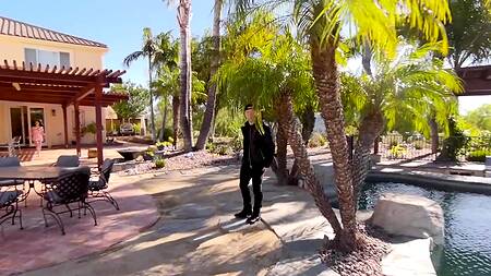 Девка в розовом платье хочет жесткого секса с лысым