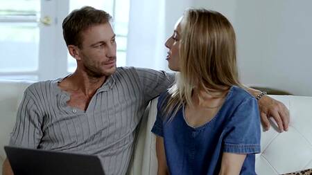 Жена в командировке смотрит как муж трахает любовницу