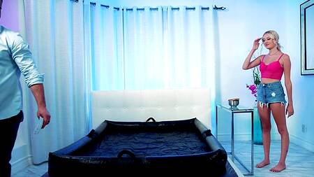 Эротического массажа блондинке мало, она хочет секса в масле