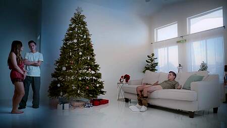 Парень на новый год трахает трех смазливых кузин