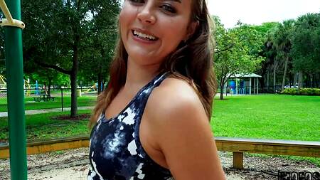 А у меня есть дом с бассейном, поехали ко мне трахаться