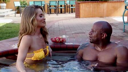Белая соседка после джакузи с негром предлагает ему трахнуться