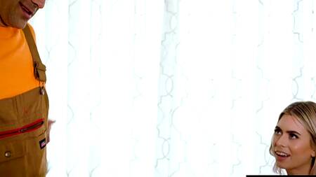 Опытный дорожный рабочий жарко трахает молоденькую блондинку