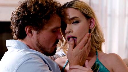 Красивая блондинка изнывает от сексуального желания