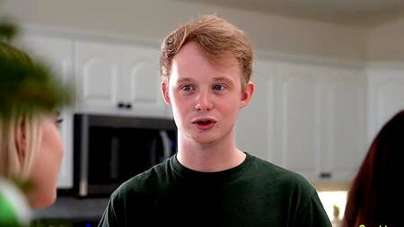 Это самый лучший новый год - пацан трахает двух сводных сестер