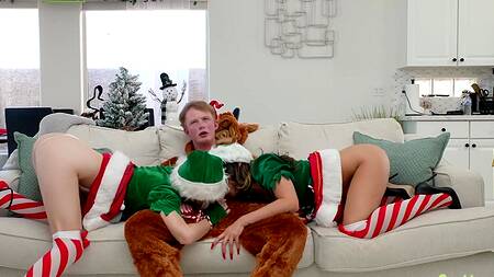 Это самый лучший новый год - пацан трахает двух сводных сестер