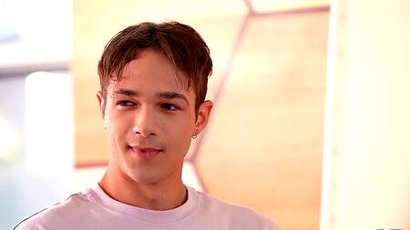 Стройная сводная сестра раздевается и предлагает полизать киску