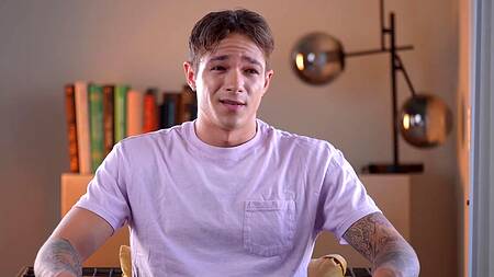 Стройная сводная сестра раздевается и предлагает полизать киску