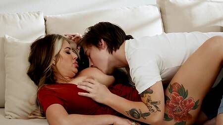 Мачеха не удержалась и предложила пасынку секс