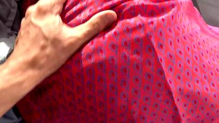 Индийская милфа работает горничной и ебется с молодым парнем