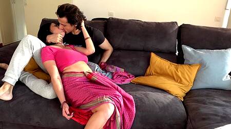 Индийская милфа работает горничной и ебется с молодым парнем
