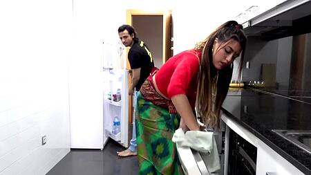 Индийская горничная согласилась бы на секс и бесплатно