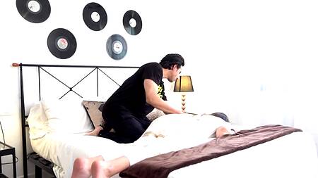 Курьер ебет хозяйку, когда у неё прихватило спину