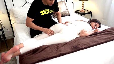 Курьер ебет хозяйку, когда у неё прихватило спину