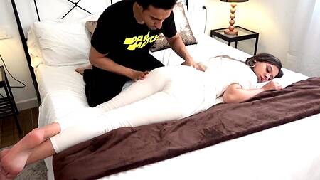 Курьер ебет хозяйку, когда у неё прихватило спину