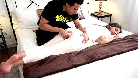 Курьер ебет хозяйку, когда у неё прихватило спину