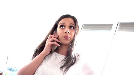 Курьер ебет хозяйку, когда у неё прихватило спину