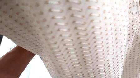 Курьер ебет хозяйку, когда у неё прихватило спину