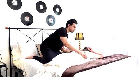 Курьер ебет хозяйку, когда у неё прихватило спину