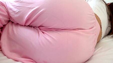 Засовывает руку в пижамные штаны сводной сестры и возбуждает её