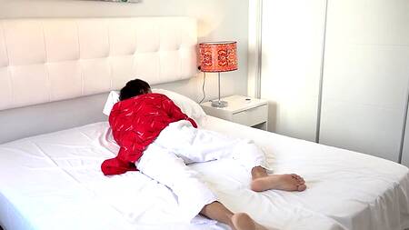 Засовывает руку в пижамные штаны сводной сестры и возбуждает её