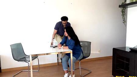 Налоговый инспектор склонил симпатичную девку к сексу