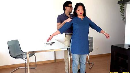 Налоговый инспектор склонил симпатичную девку к сексу