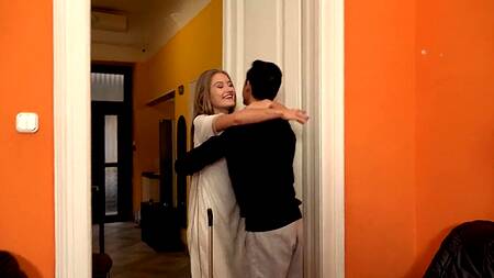 Трахнул европейскую подругу жены, прокравшись к ней в спальню