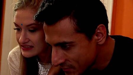 Трахнул европейскую подругу жены, прокравшись к ней в спальню