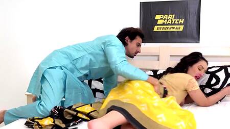 Индийская красотка не может устоять перед большим членом