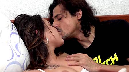 Немного поработал и пришел трахать девушку с утра