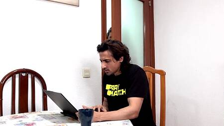 Немного поработал и пришел трахать девушку с утра