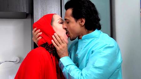 Зрелая мусульманка не может устоять перед соблазном измены