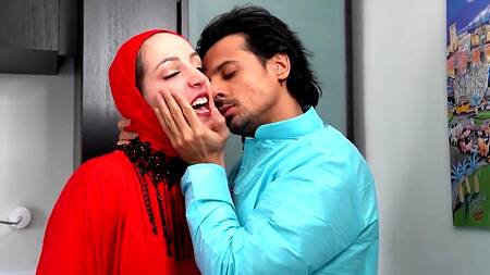 Зрелая мусульманка не может устоять перед соблазном измены