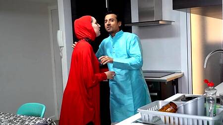 Зрелая мусульманка не может устоять перед соблазном измены