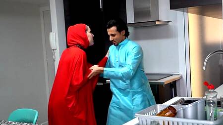 Зрелая мусульманка не может устоять перед соблазном измены