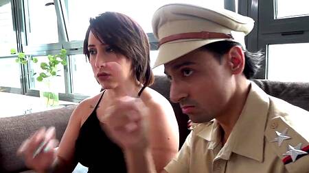 Мужик из полиции нравов трахает сочную модель в студии