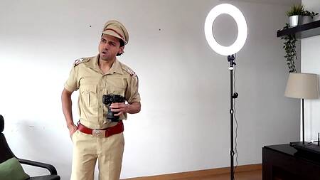 Мужик из полиции нравов трахает сочную модель в студии