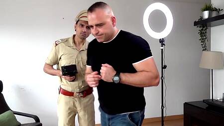 Мужик из полиции нравов трахает сочную модель в студии