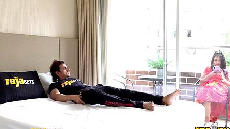 Полизал красивые сиськи индийской девушки и трахнул её